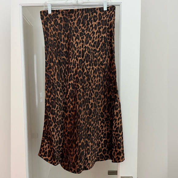 TALBOTS LEOPARD PRINT SATIN MIDI SKIRT SIZE 6 NWT! - Picture 4 of 5